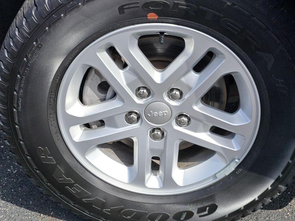 used 2023 Jeep Grand Cherokee car, priced at $29,777