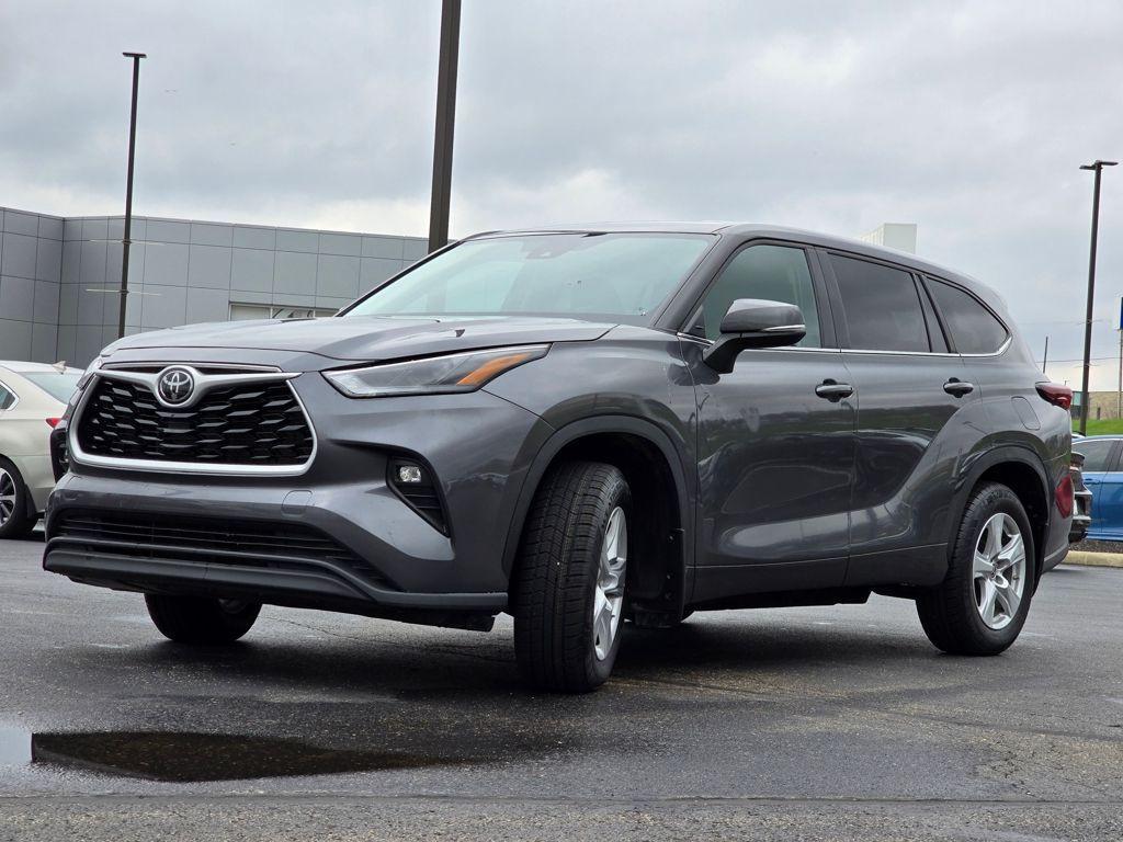 used 2024 Toyota Highlander car, priced at $39,999