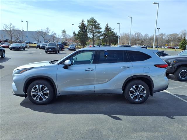 used 2022 Toyota Highlander car, priced at $42,551