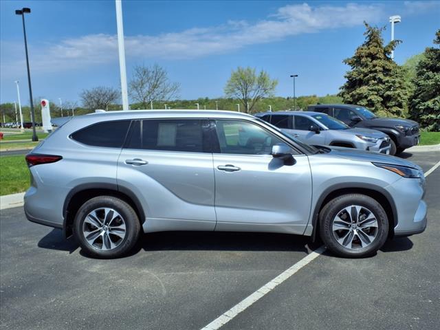 used 2022 Toyota Highlander car, priced at $41,407