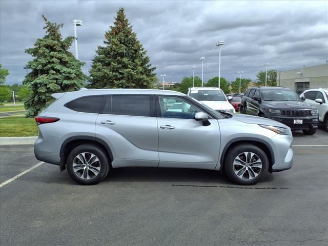 used 2022 Toyota Highlander car, priced at $40,132