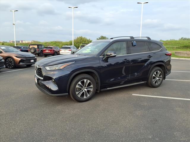 used 2022 Toyota Highlander car, priced at $38,554