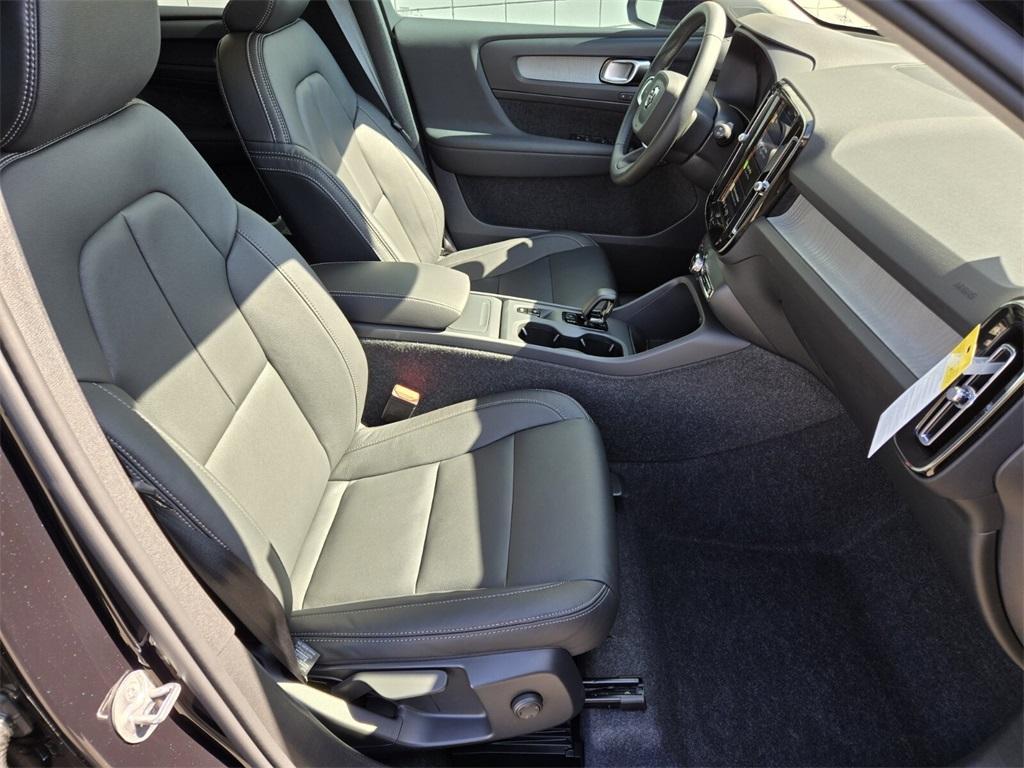 new 2025 Volvo XC40 car, priced at $46,035