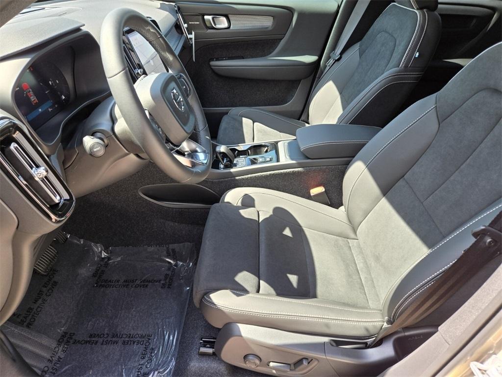new 2025 Volvo XC40 car, priced at $49,722