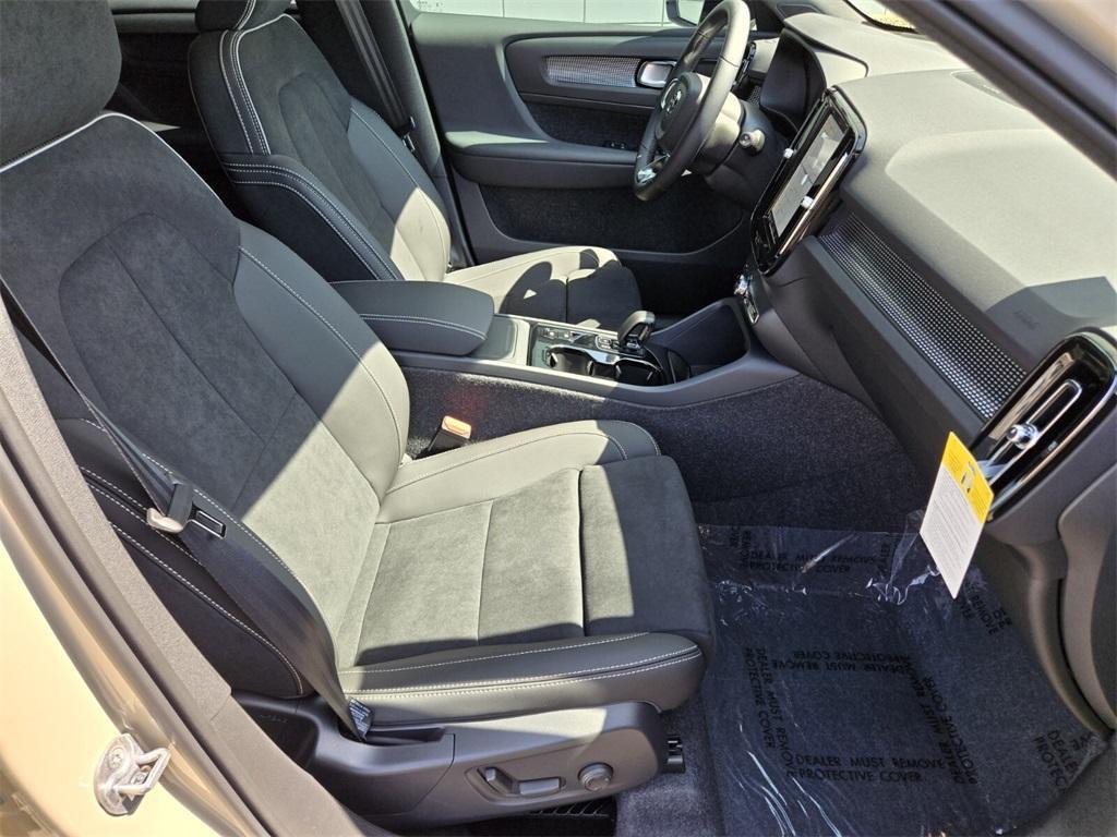 new 2025 Volvo XC40 car, priced at $49,722