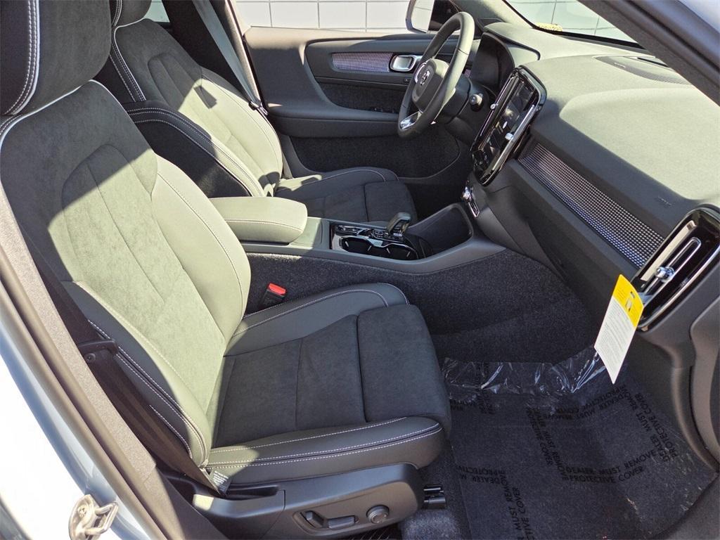 new 2025 Volvo XC40 car, priced at $55,620