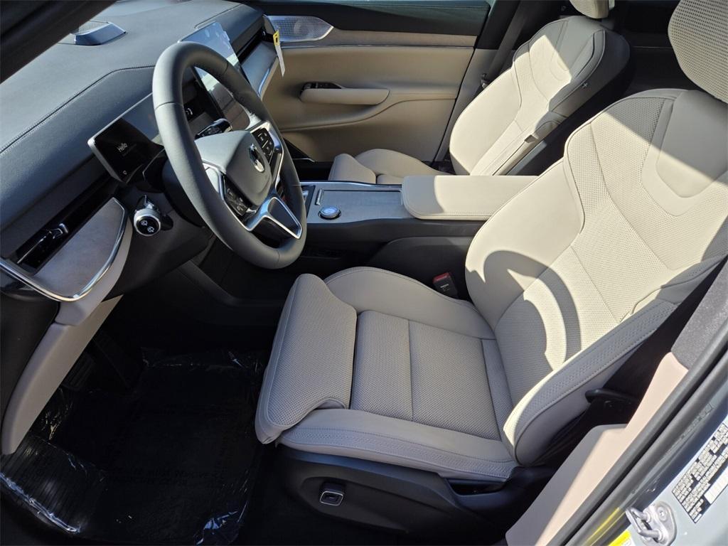 new 2025 Volvo EX90 car, priced at $86,721