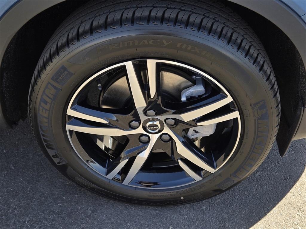 new 2025 Volvo XC40 car, priced at $45,015