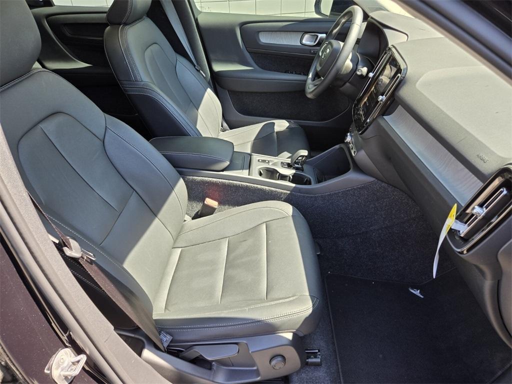 new 2025 Volvo XC40 car, priced at $42,254