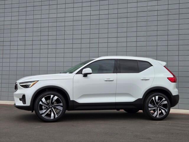 new 2025 Volvo XC40 car