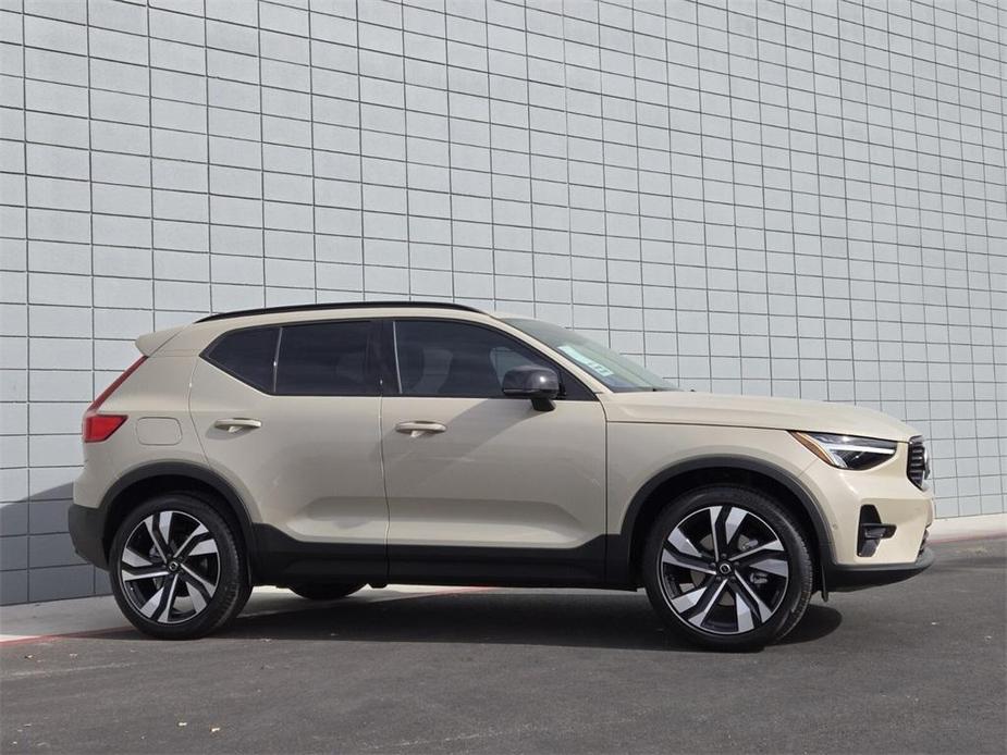 new 2025 Volvo XC40 car, priced at $43,975