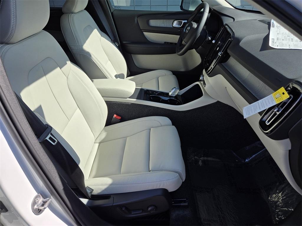 new 2025 Volvo XC40 car, priced at $48,015