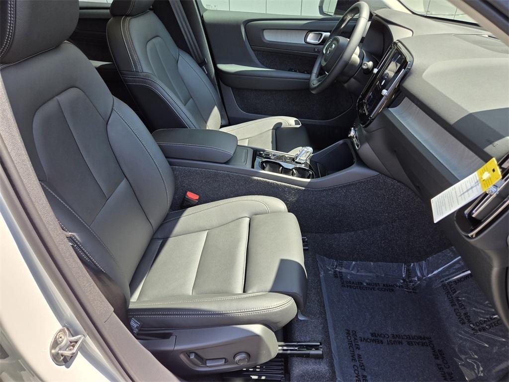new 2025 Volvo XC40 car, priced at $45,821
