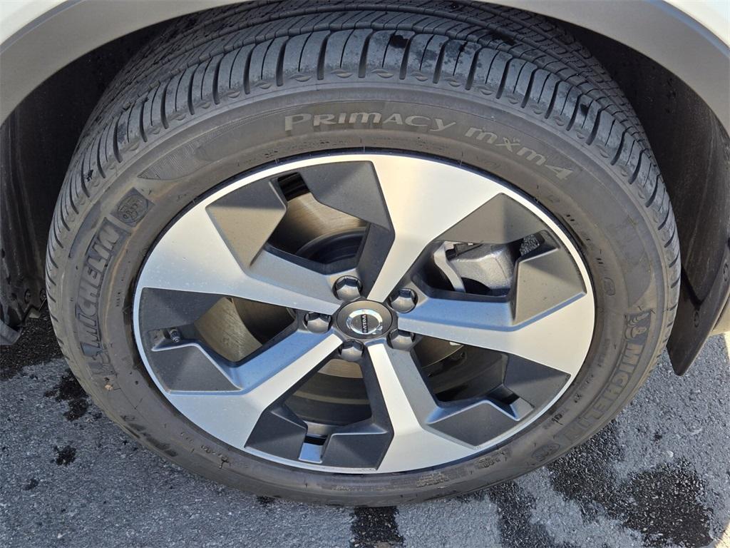 new 2025 Volvo XC40 car, priced at $42,273