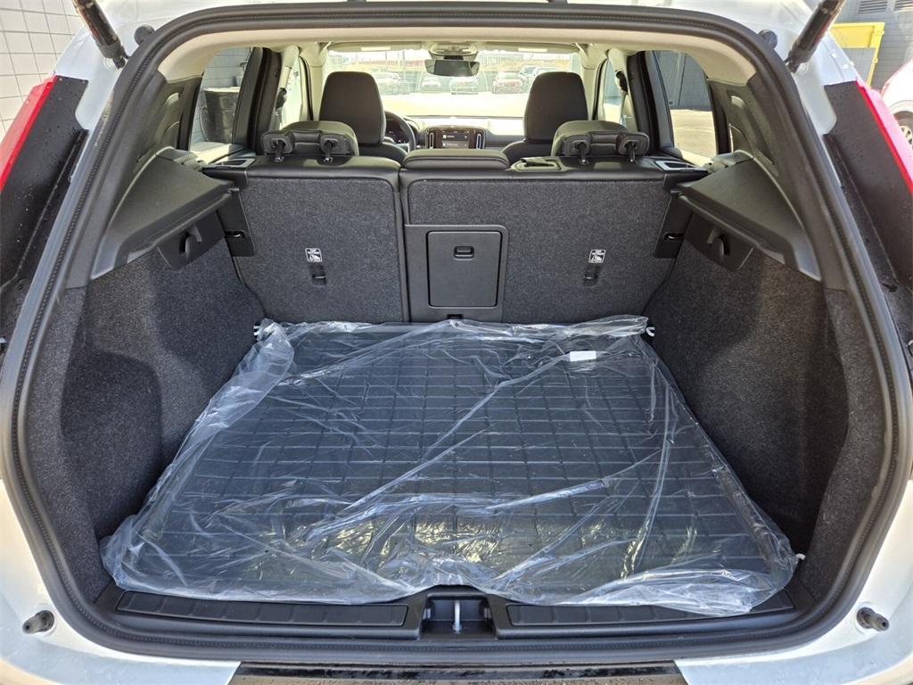 new 2025 Volvo XC40 car, priced at $42,273