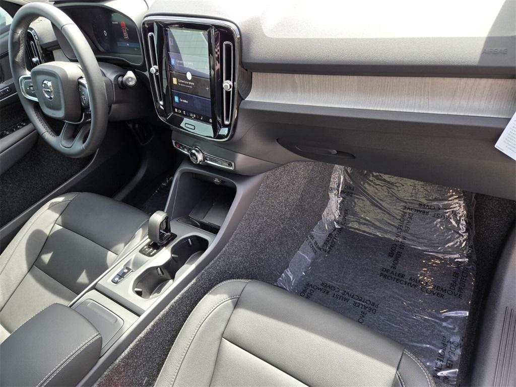 new 2025 Volvo XC40 car, priced at $46,035