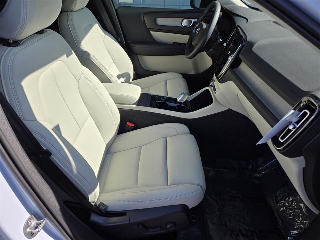 new 2025 Volvo XC40 car, priced at $46,954