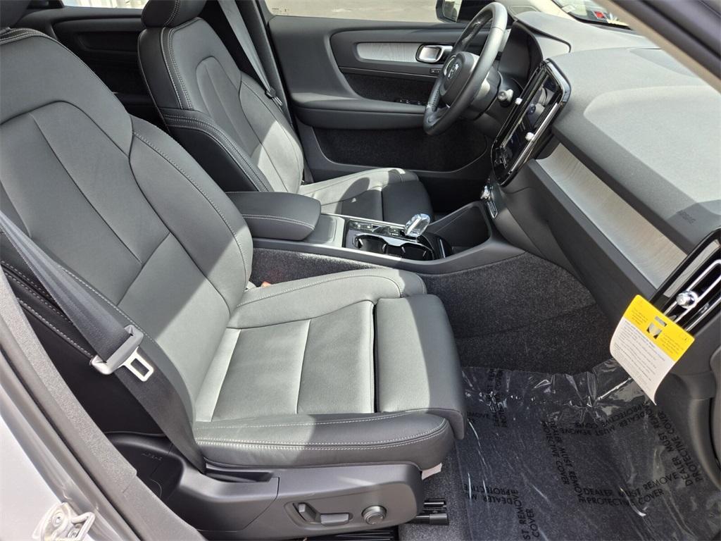 new 2025 Volvo XC40 car, priced at $46,750