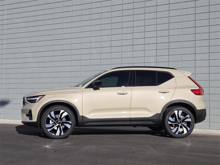 new 2025 Volvo XC40 car, priced at $46,050