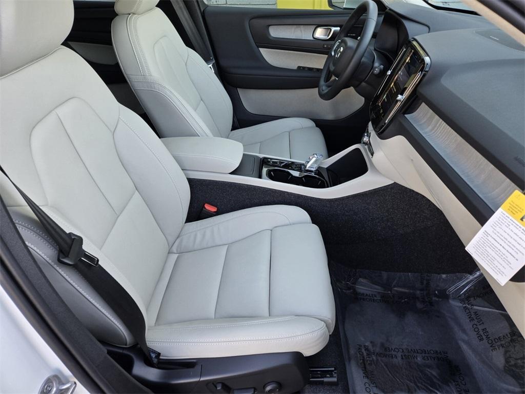 new 2025 Volvo XC40 car, priced at $51,015
