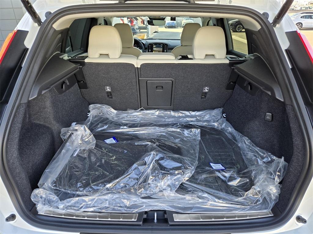 new 2025 Volvo XC40 car, priced at $51,015