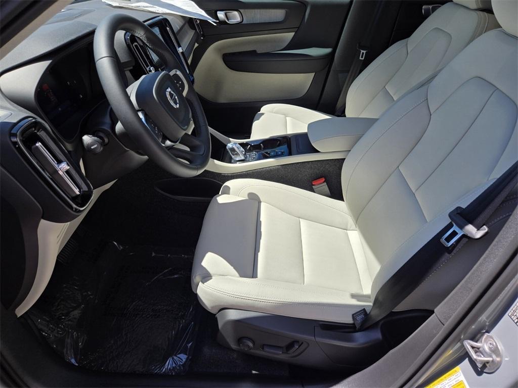 new 2025 Volvo XC40 car, priced at $52,140