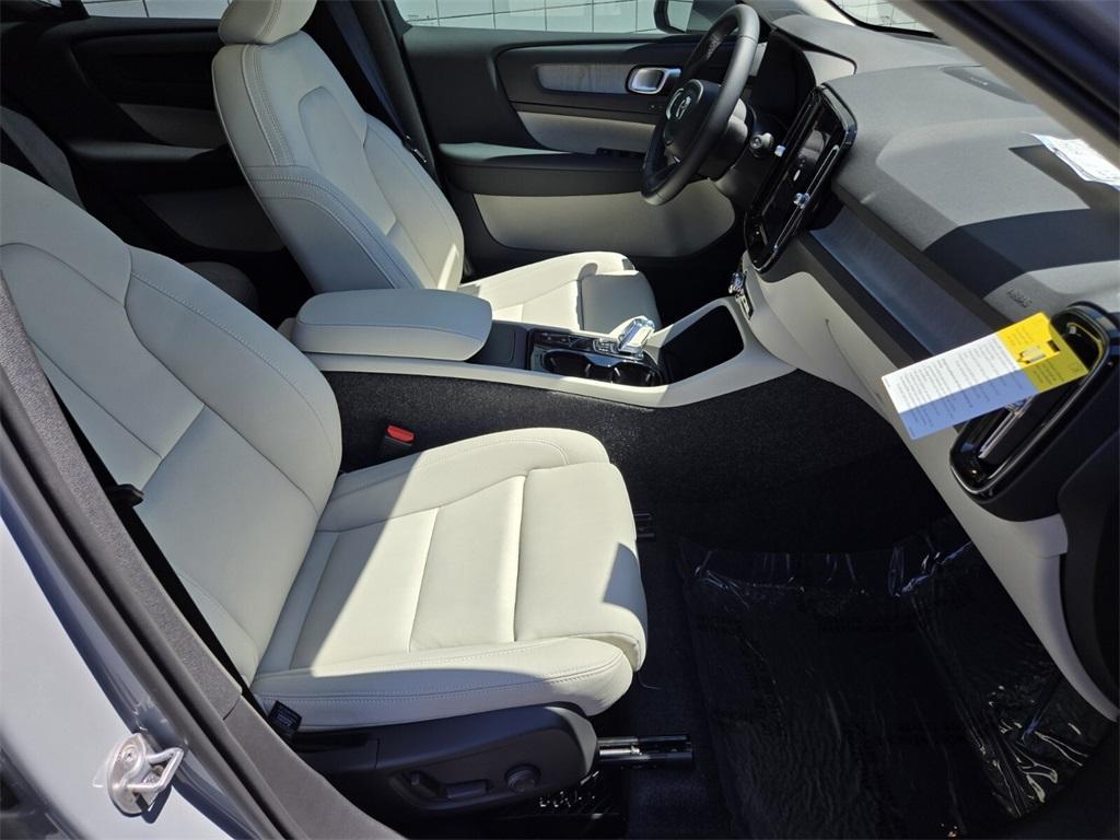 new 2025 Volvo XC40 car, priced at $52,140