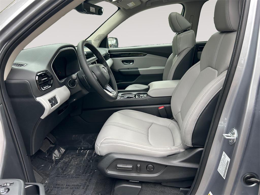 new 2025 Honda Pilot car, priced at $51,095