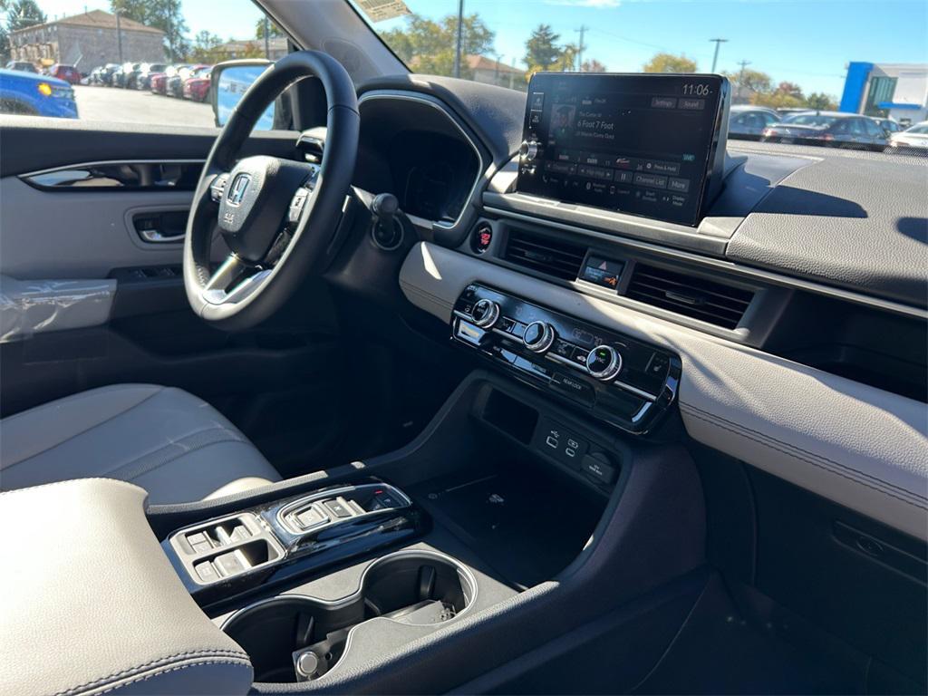 new 2025 Honda Pilot car, priced at $47,825