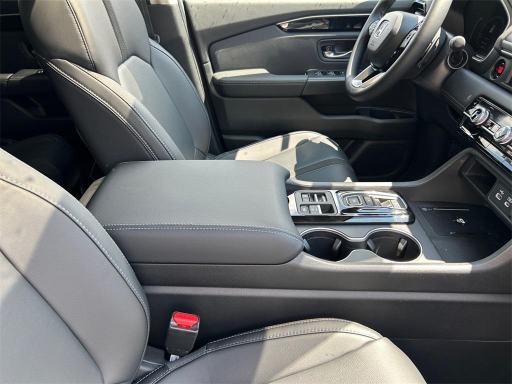 new 2025 Honda Pilot car, priced at $51,050