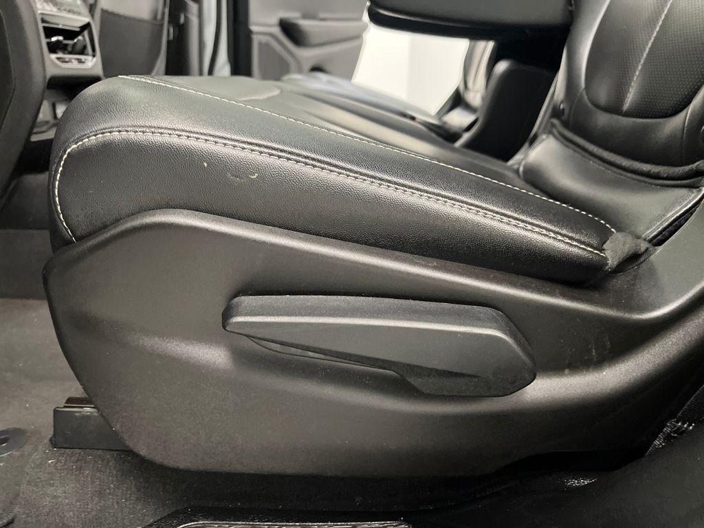 used 2024 Jeep Grand Cherokee L car, priced at $35,889