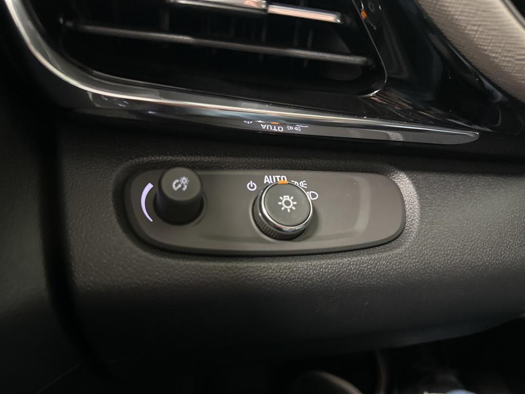 new 2025 Buick Envista car, priced at $32,234