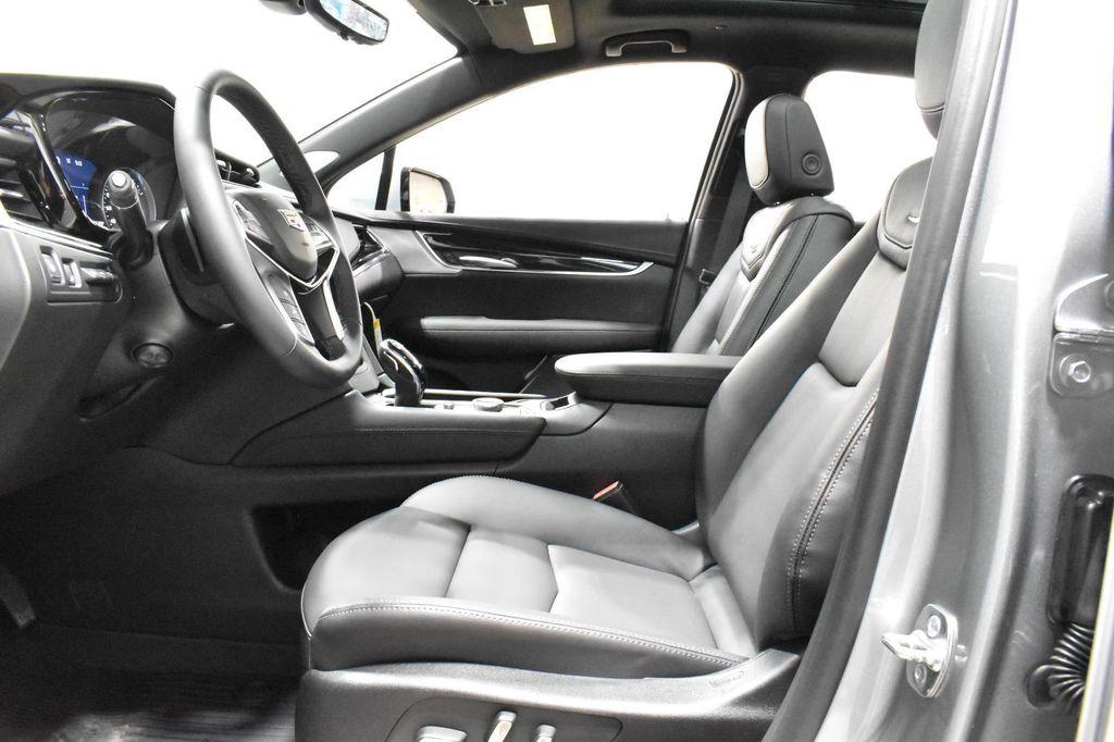 new 2025 Cadillac XT5 car, priced at $50,952