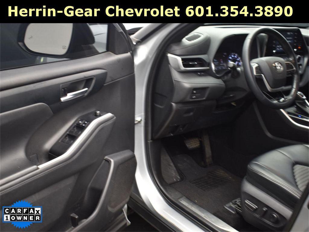 used 2022 Toyota Highlander car, priced at $32,500