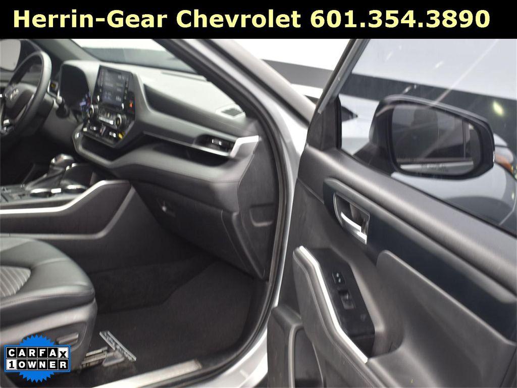used 2022 Toyota Highlander car, priced at $32,500