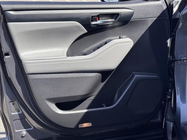 used 2022 Toyota Highlander car, priced at $32,760