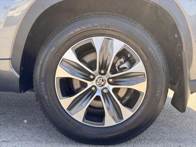 used 2022 Toyota Highlander car, priced at $32,760