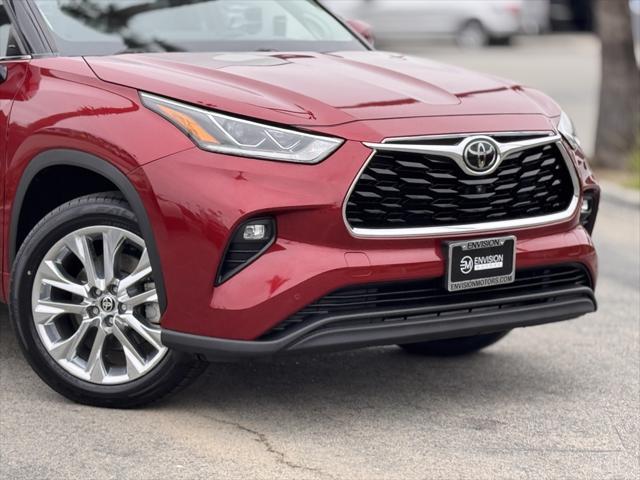 used 2020 Toyota Highlander car, priced at $26,781