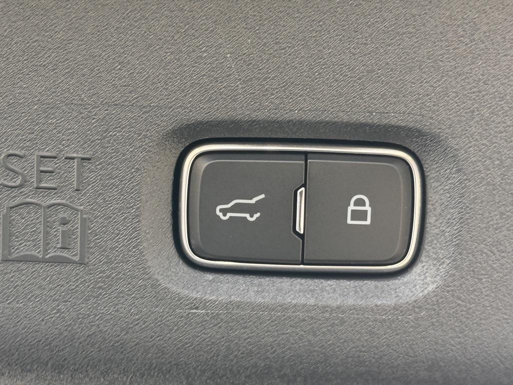 new 2025 Lincoln Navigator car, priced at $103,585