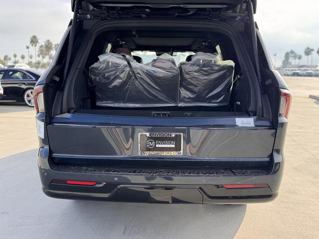 new 2025 Lincoln Navigator car, priced at $103,585