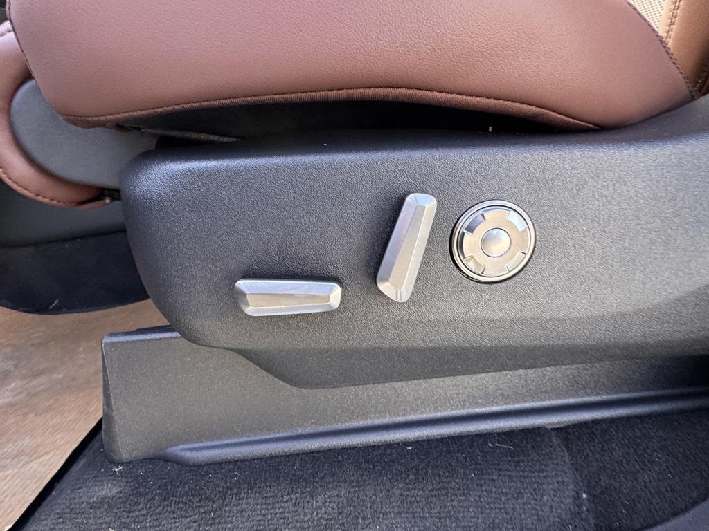 new 2025 Lincoln Navigator car, priced at $103,585