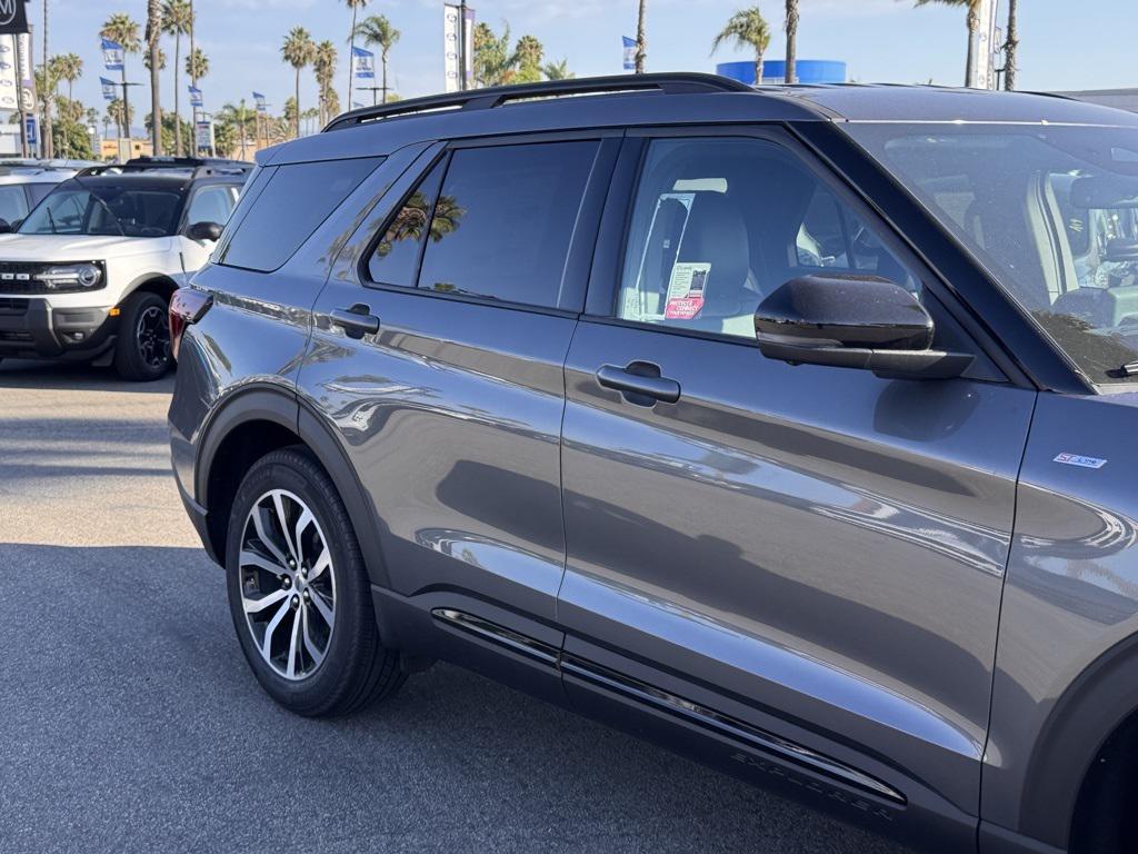 new 2025 Ford Explorer car