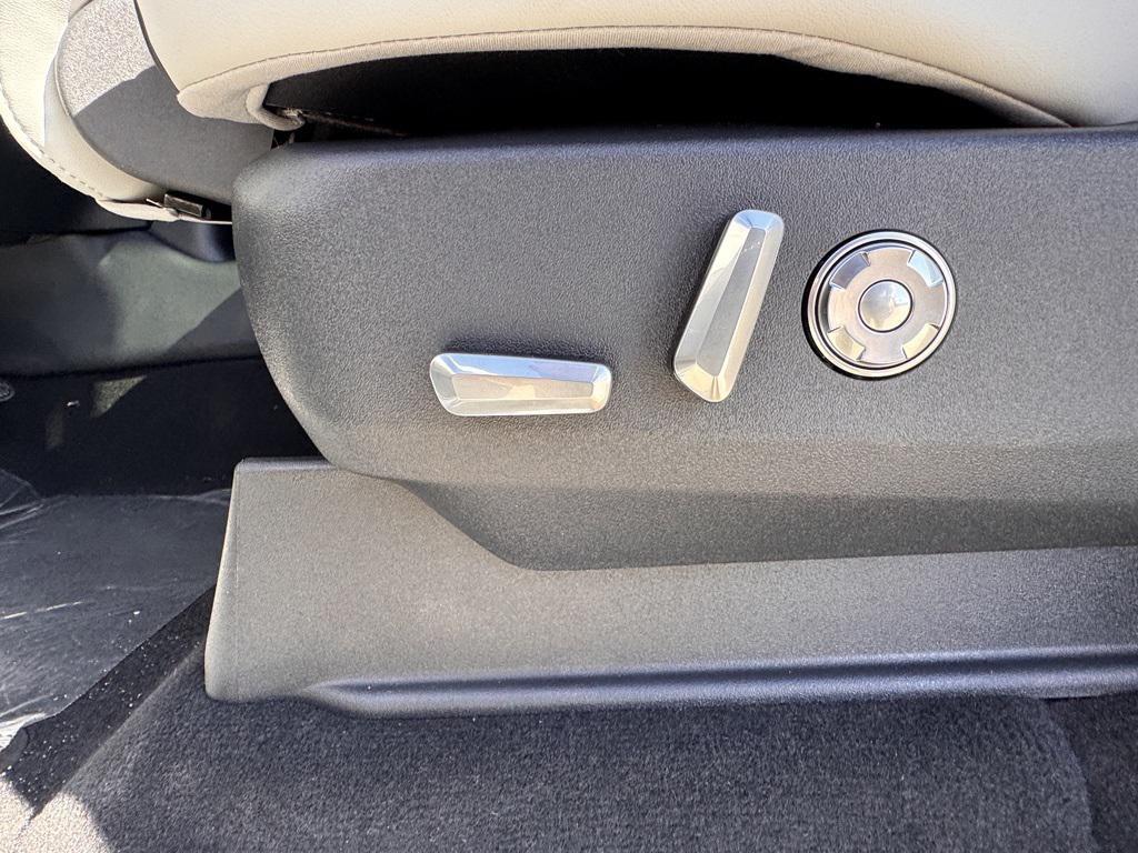 new 2025 Lincoln Navigator car, priced at $124,180