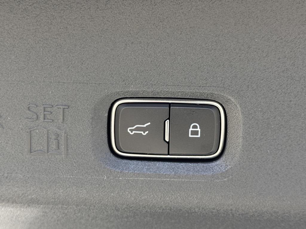 new 2025 Lincoln Navigator car, priced at $124,180