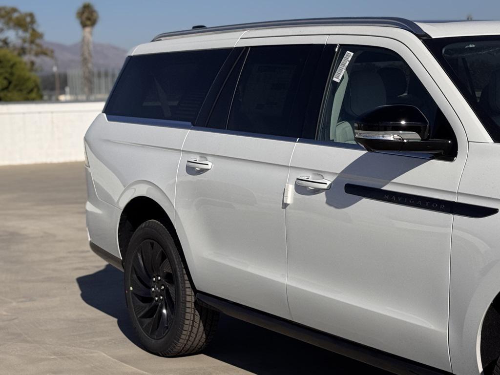 new 2025 Lincoln Navigator car, priced at $124,180