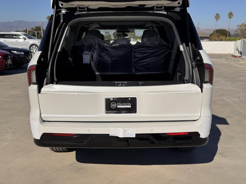 new 2025 Lincoln Navigator car, priced at $124,180