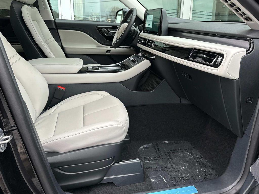 new 2025 Lincoln Aviator car, priced at $61,618
