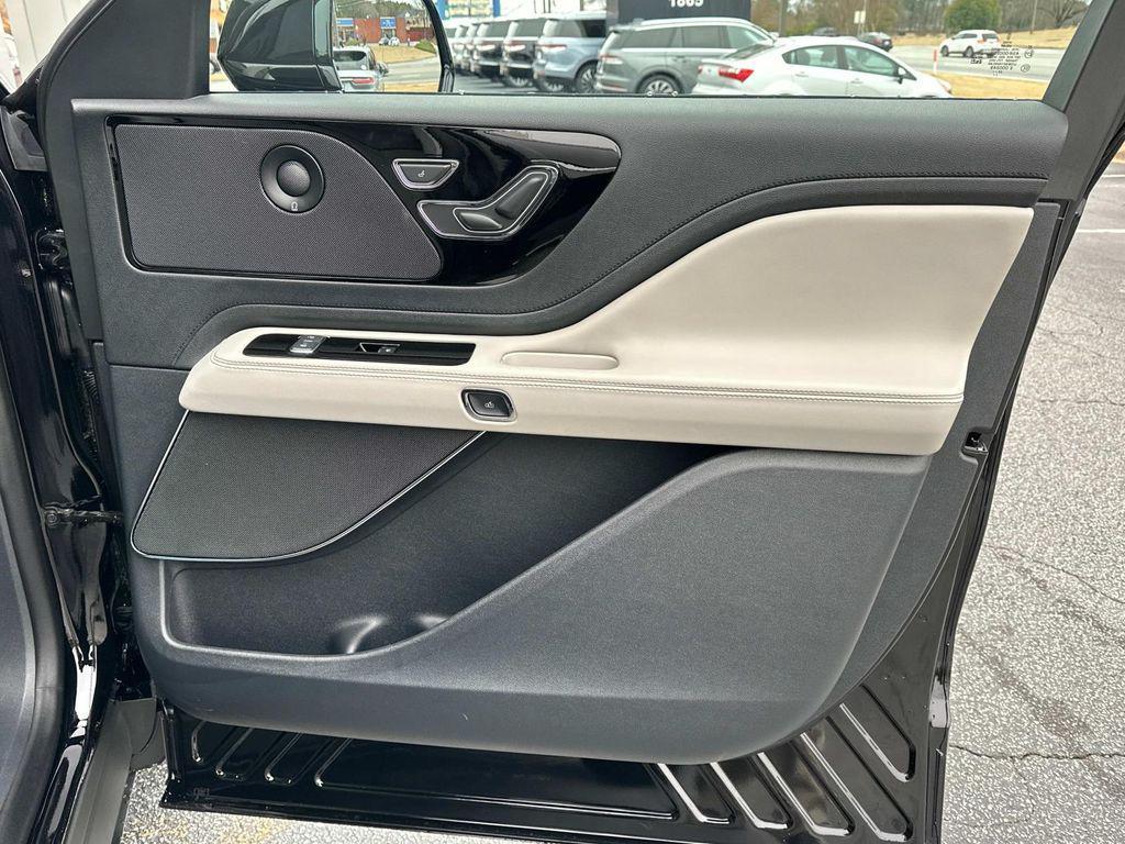 new 2025 Lincoln Aviator car, priced at $61,618