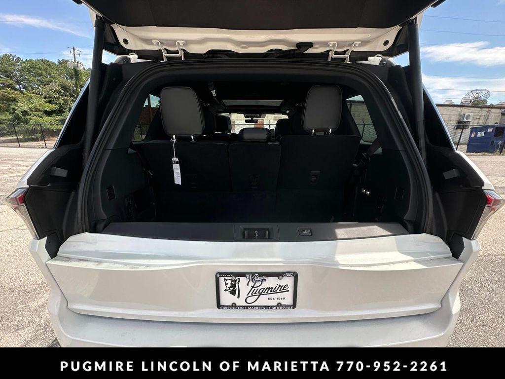 new 2025 Lincoln Navigator car, priced at $106,440