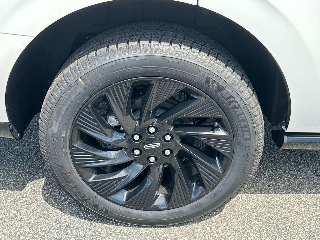 new 2025 Lincoln Navigator car, priced at $102,182